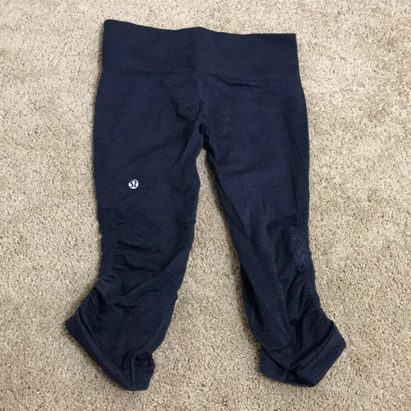 Lululemon in the flow Crops - Picture 1 of 5